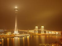 ���ɕ�܂ꂽ�}�J�I�^���[( Macau Tower )�@�B�e�ꏊ�F�}�J�I