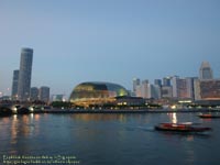 �}�[���C�I����������G�X�v���l�[�h�E�V�A�^�[�Y�E�I���E�U�E�x�C( Esplanade Theatres on the Bay )��]�ށ@�B�e�ꏊ�F�V���K�|�[��